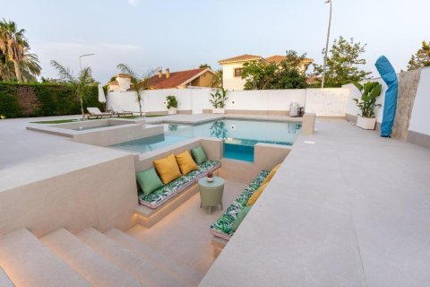 Villa for sale in Alicante, Spain 4 bedrooms, 227 sq.m. No. 148900 - photo 15
