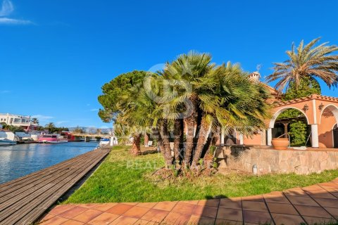 Villa till salu i Empuriabrava, Girona, Spanien 5 sovrum, 541 kvm. Nr. 159419 - foto 27