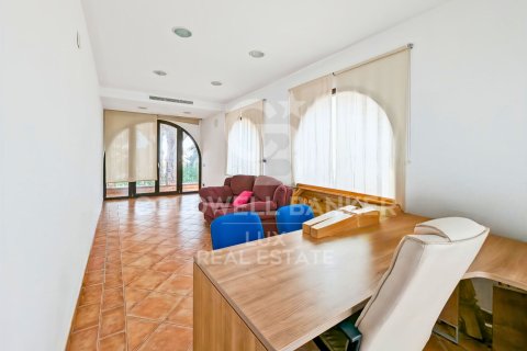 Villa till salu i Empuriabrava, Girona, Spanien 5 sovrum, 541 kvm. Nr. 159419 - foto 26
