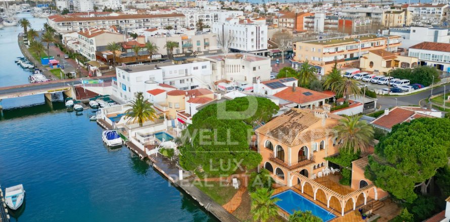 Villa i Empuriabrava, Girona, Spanien 5 sovrum, 541 kvm. Nr. 159419