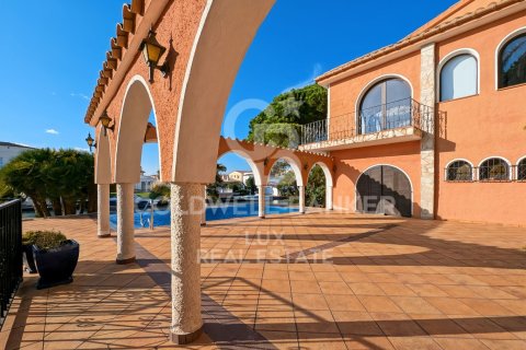 Villa till salu i Empuriabrava, Girona, Spanien 5 sovrum, 541 kvm. Nr. 159419 - foto 30
