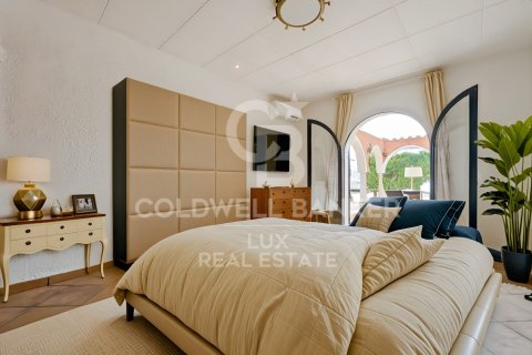 Villa till salu i Empuriabrava, Girona, Spanien 5 sovrum, 541 kvm. Nr. 159419 - foto 21