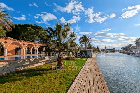 Villa till salu i Empuriabrava, Girona, Spanien 5 sovrum, 541 kvm. Nr. 159419 - foto 2