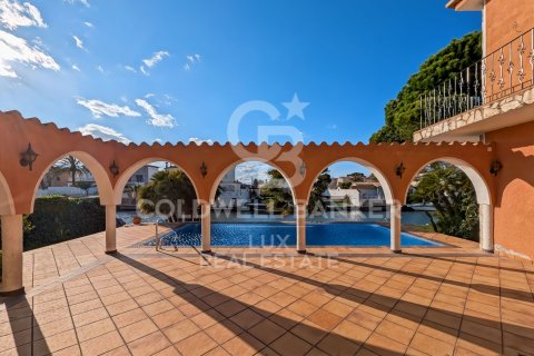 Villa till salu i Empuriabrava, Girona, Spanien 5 sovrum, 541 kvm. Nr. 159419 - foto 28