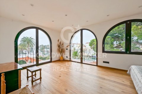 Villa till salu i Empuriabrava, Girona, Spanien 5 sovrum, 541 kvm. Nr. 159419 - foto 15