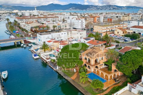 Villa for sale in Empuriabrava, Girona, Spain 5 bedrooms, 541 sq.m. No. 159419 - photo 1