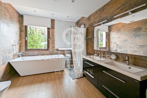 Villa till salu i Empuriabrava, Girona, Spanien 5 sovrum, 541 kvm. Nr. 159419 - foto 16