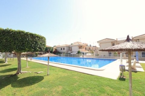 Huoneisto myytävänä Playa Flamenca II, Alicante, Espanja, 2 makuuhuonetta, 75 m2 No. 182997 - kuva 2