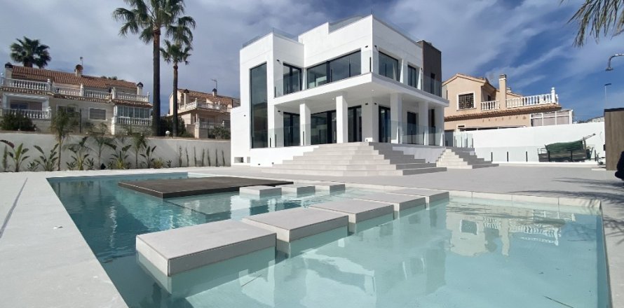 Villa en Torrevieja, Alicante, España 4 dormitorios, 573 m2 No. 145782