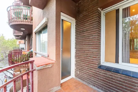 Huoneisto myytävänä Barcelona, Espanja, 4 makuuhuonetta, 95 m2 No. 141079 - kuva 3