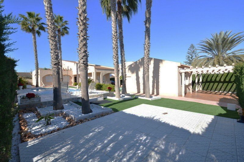 Villa en Torrevieja, Alicante, España 5 dormitorios, 490 m2 No. 80159