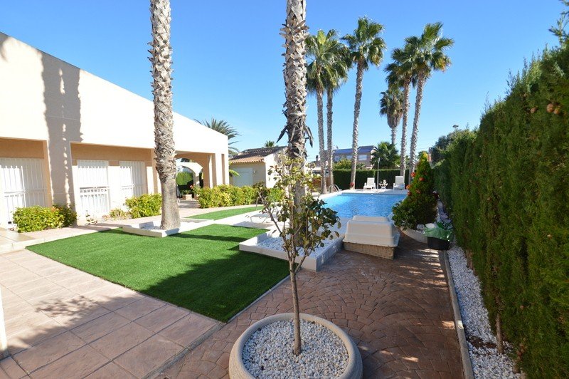 Villa en Torrevieja, Alicante, España 5 dormitorios, 490 m2 No. 80159