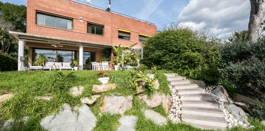 Villa in Castelldefels, Barcelona, Spain 5 bedrooms, 302 sq.m. No. 161474