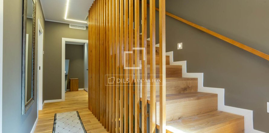 Villa in Esplugues de Llobregat, Barcelona, Spain 3 bedrooms, 240 sq.m. No. 161473