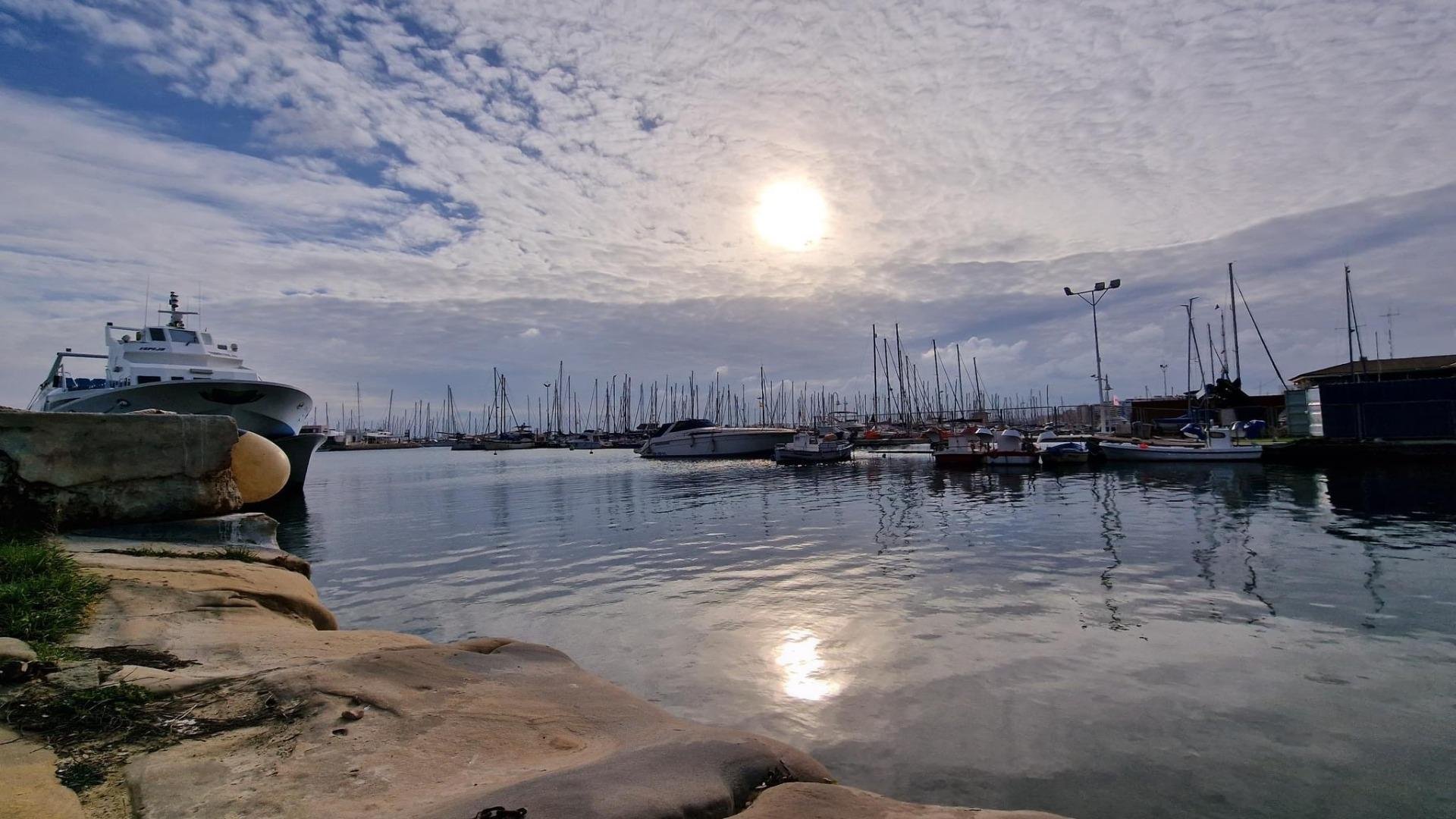 Apartment in Torrevieja, Alicante, Spain 2 bedrooms,  No. 184401