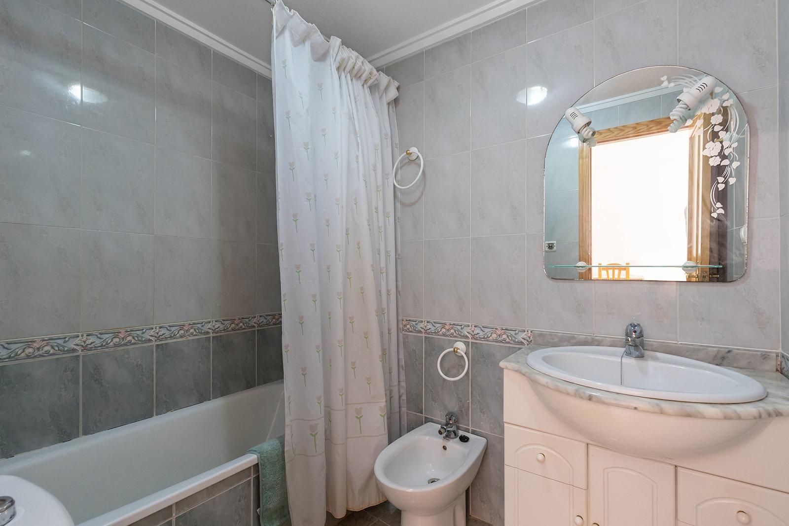Apartment in Torrevieja, Alicante, Spain 2 bedrooms,  No. 184401