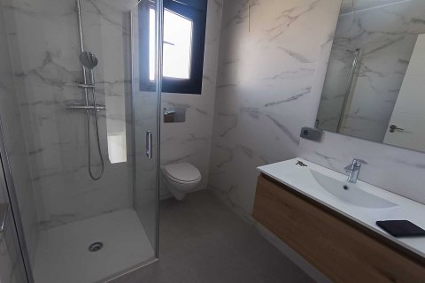 Продажа виллы в Дайя Нуэва, Аликанте, Испания 3 спальни, 96м2 №163266 - фото 9