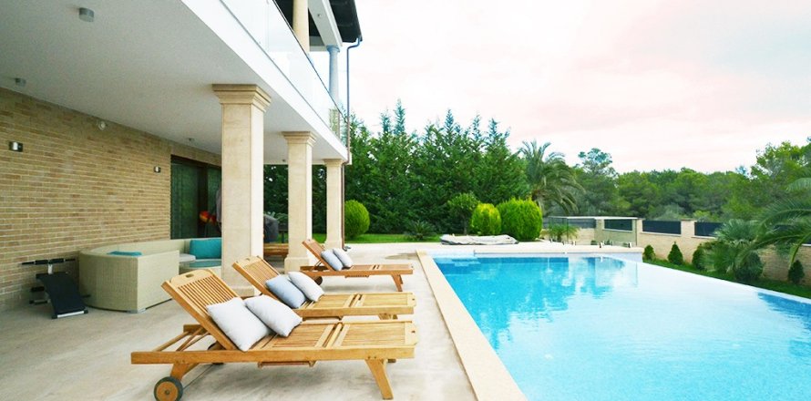 Villa in Santa Ponsa, Mallorca, Spain 4 bedrooms, 400 sq.m. No. 148128