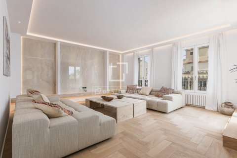 Ático en venta en Barcelona, España 3 dormitorios, 210 m2 No. 150250 - foto 2