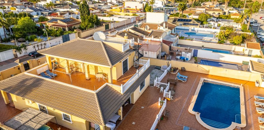 Villa a Torrevieja, Alicante, Spagna 6 camere da letto, 340 mq. N° 194568