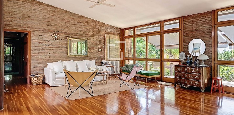Villa in Vilanova i la Geltru, Barcelona, Spain 5 bedrooms, 320 sq.m. No. 150382