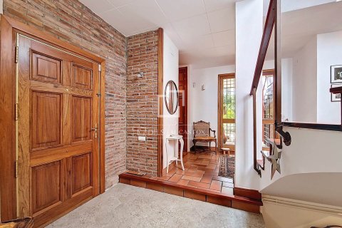 Villa for sale in Vilanova i la Geltru, Barcelona, Spain 5 bedrooms, 320 sq.m. No. 150382 - photo 2