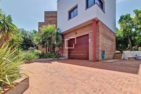 Villa for sale in Vilanova i la Geltru, Barcelona, Spain 5 bedrooms, 320 sq.m. No. 150382 - photo 3