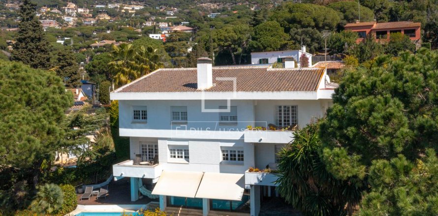 Villa in Cabrils, Barcelona, Spain 5 bedrooms, 520 sq.m. No. 150383