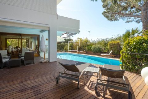 Villa for sale in Cabrils, Barcelona, Spain 5 bedrooms, 520 sq.m. No. 150383 - photo 5
