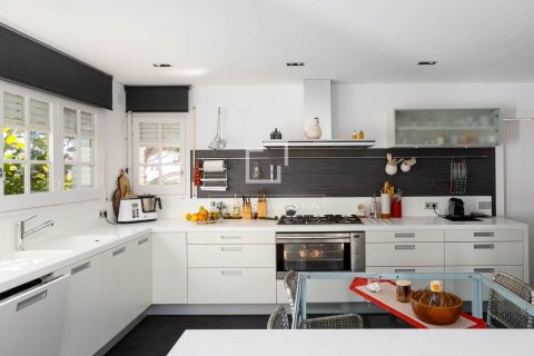 Villa for sale in Cabrils, Barcelona, Spain 5 bedrooms, 520 sq.m. No. 150383 - photo 17