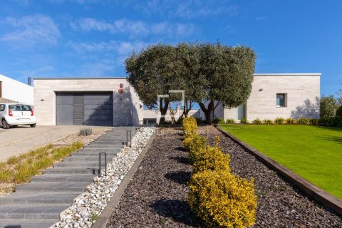 Villa for sale in Vallromanes, Barcelona, Spain 4 bedrooms, 400 sq.m. No. 150378 - photo 3