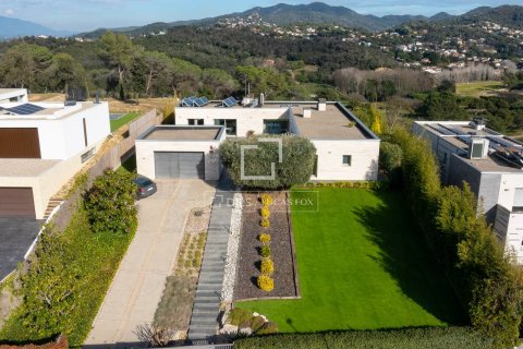 Villa for sale in Vallromanes, Barcelona, Spain 4 bedrooms, 400 sq.m. No. 150378 - photo 2