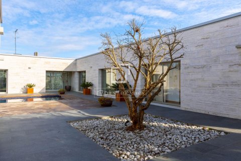 Villa for sale in Vallromanes, Barcelona, Spain 4 bedrooms, 400 sq.m. No. 150378 - photo 8