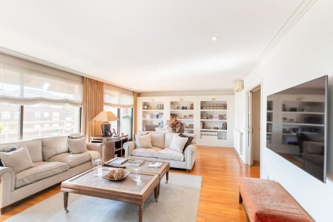 Dzīvoklis pārdošanā Barcelona, Spānijā 4 istabas, Nr. 141000 - attēls 1