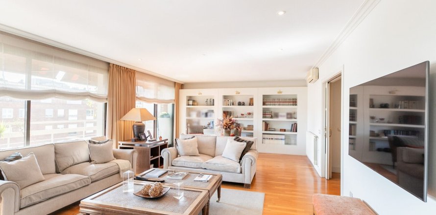 Dzīvoklis Barcelona, Spānijā 4 istabas, Nr. 141000