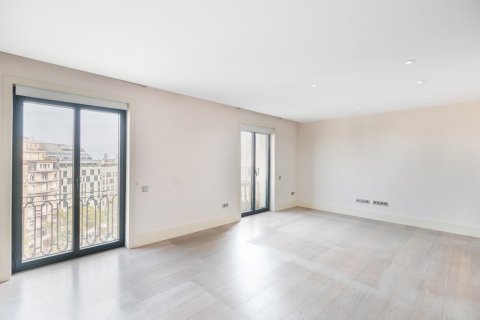 Apartamento en venta en Barcelona, España 3 dormitorios, No. 141001 - foto 2