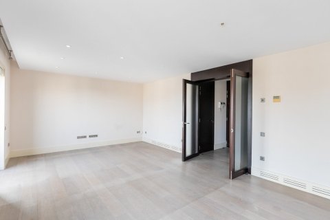 Apartamento en venta en Barcelona, España 3 dormitorios, No. 141001 - foto 5