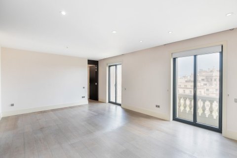 Apartamento en venta en Barcelona, España 3 dormitorios, No. 141001 - foto 1