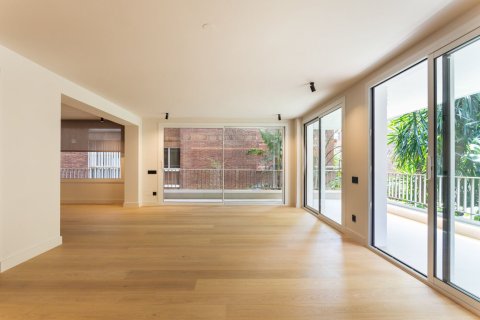 Apartment à vendre à Barcelona, Espagne, 5 chambres, No. 140998 - photo 1