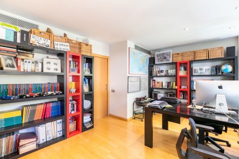 Apartamento en venta en Barcelona, España 5 dormitorios, No. 140996 - foto 20