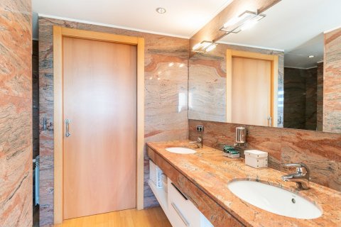 Apartamento en venta en Barcelona, España 5 dormitorios, No. 140996 - foto 13