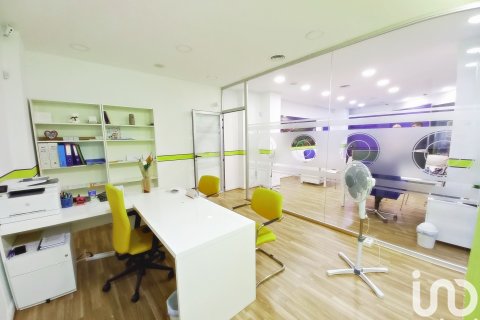 Commercial property in Alicante, Spain 2 bedrooms, 95 sq.m. No. 185975