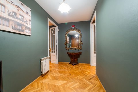 Huoneisto myytävänä Barcelona, Espanja, 6 makuuhuonetta, 179 m2 No. 141058 - kuva 1