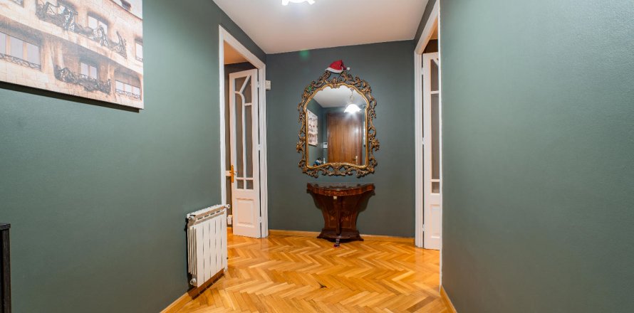 Huoneisto Barcelona, Espanja 6 makuuhuonetta, 179 m2 No. 141058