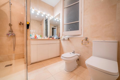 Huoneisto myytävänä Barcelona, Espanja, 6 makuuhuonetta, 179 m2 No. 141058 - kuva 8