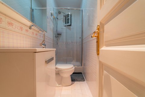 Huoneisto myytävänä Barcelona, Espanja, 6 makuuhuonetta, 179 m2 No. 141058 - kuva 12