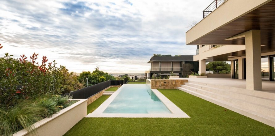 House in Barcelona, Spain 5 bedrooms, No. 141056