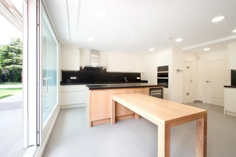 House for rent in Barcelona, Spain 7 bedrooms,  No. 141055 - photo 4