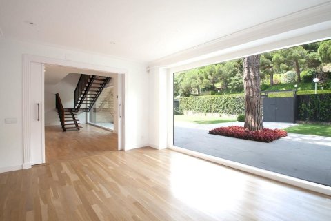 House for rent in Barcelona, Spain 7 bedrooms,  No. 141055 - photo 9