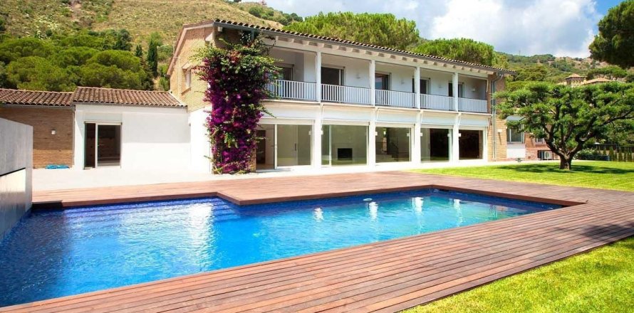 House in Barcelona, Spain 7 bedrooms,  No. 141055